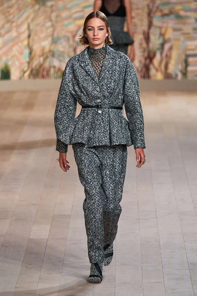 Look 3